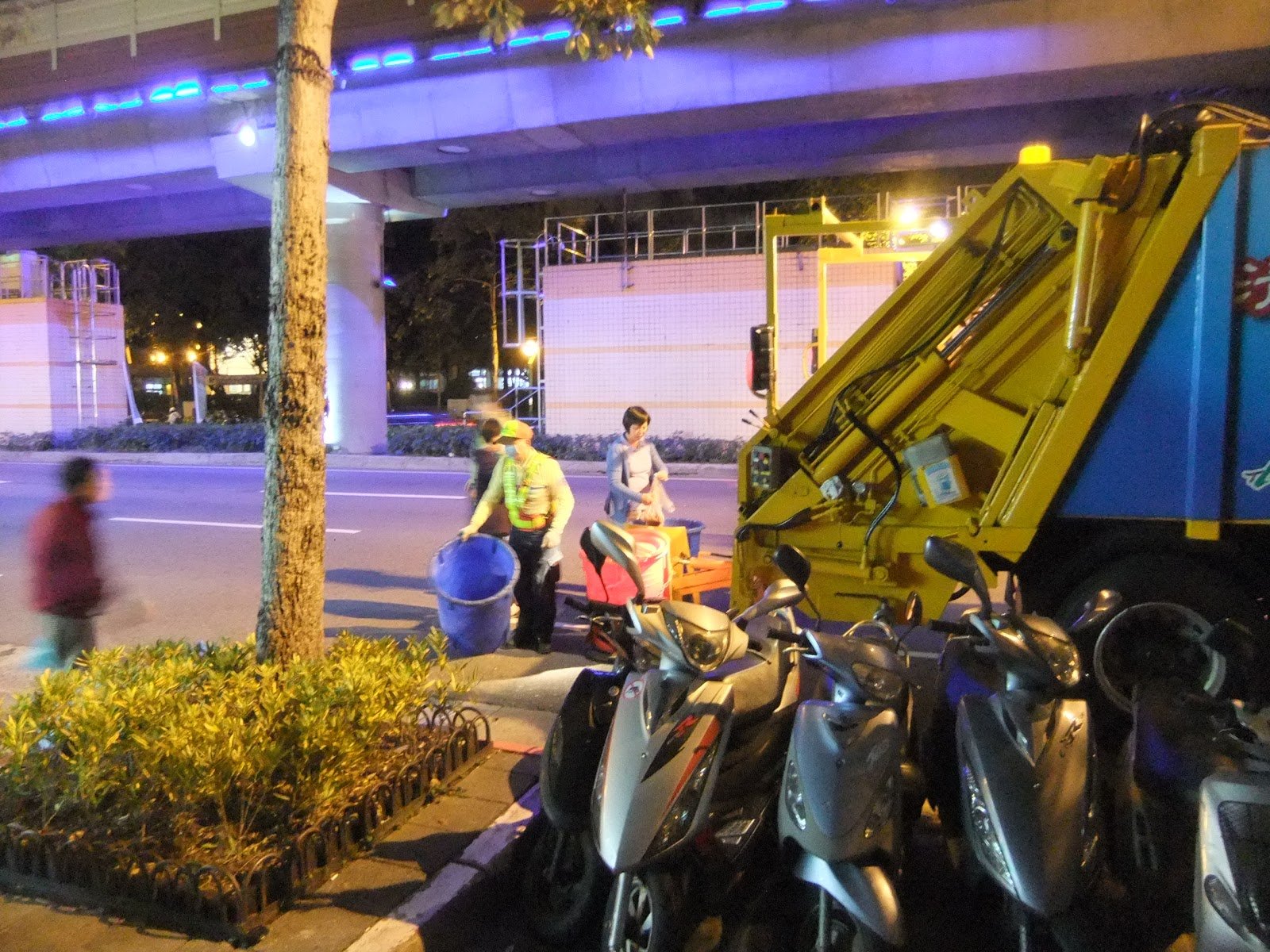 Taiwan garbage collection.jpg